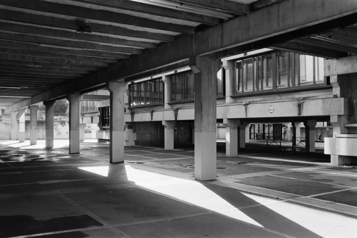 Ancrage mezzanine : poteaux, fondation, stabilité latérale et base