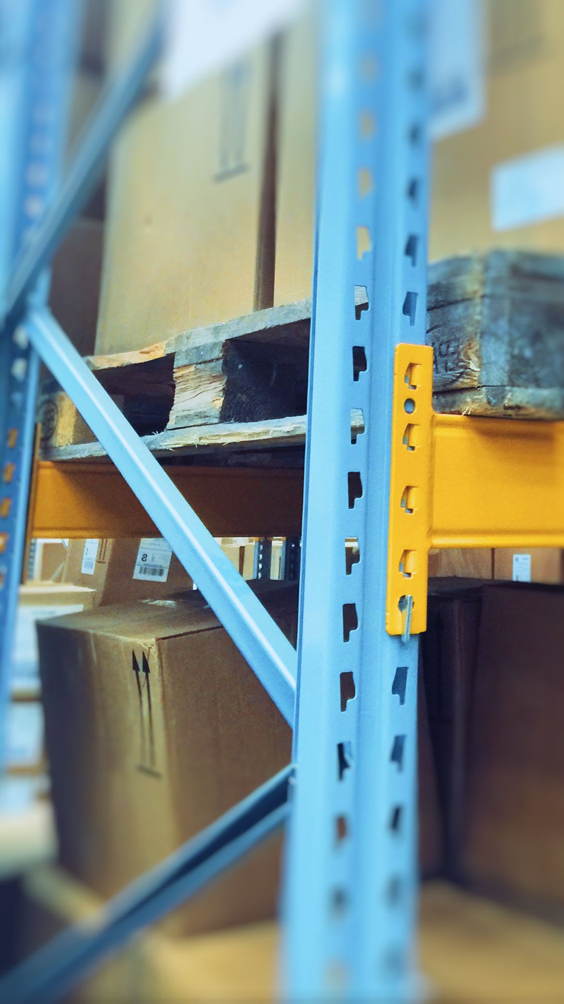 Rayonnage mi-lourd Jungheinrich pour stockage de cartons et pièces