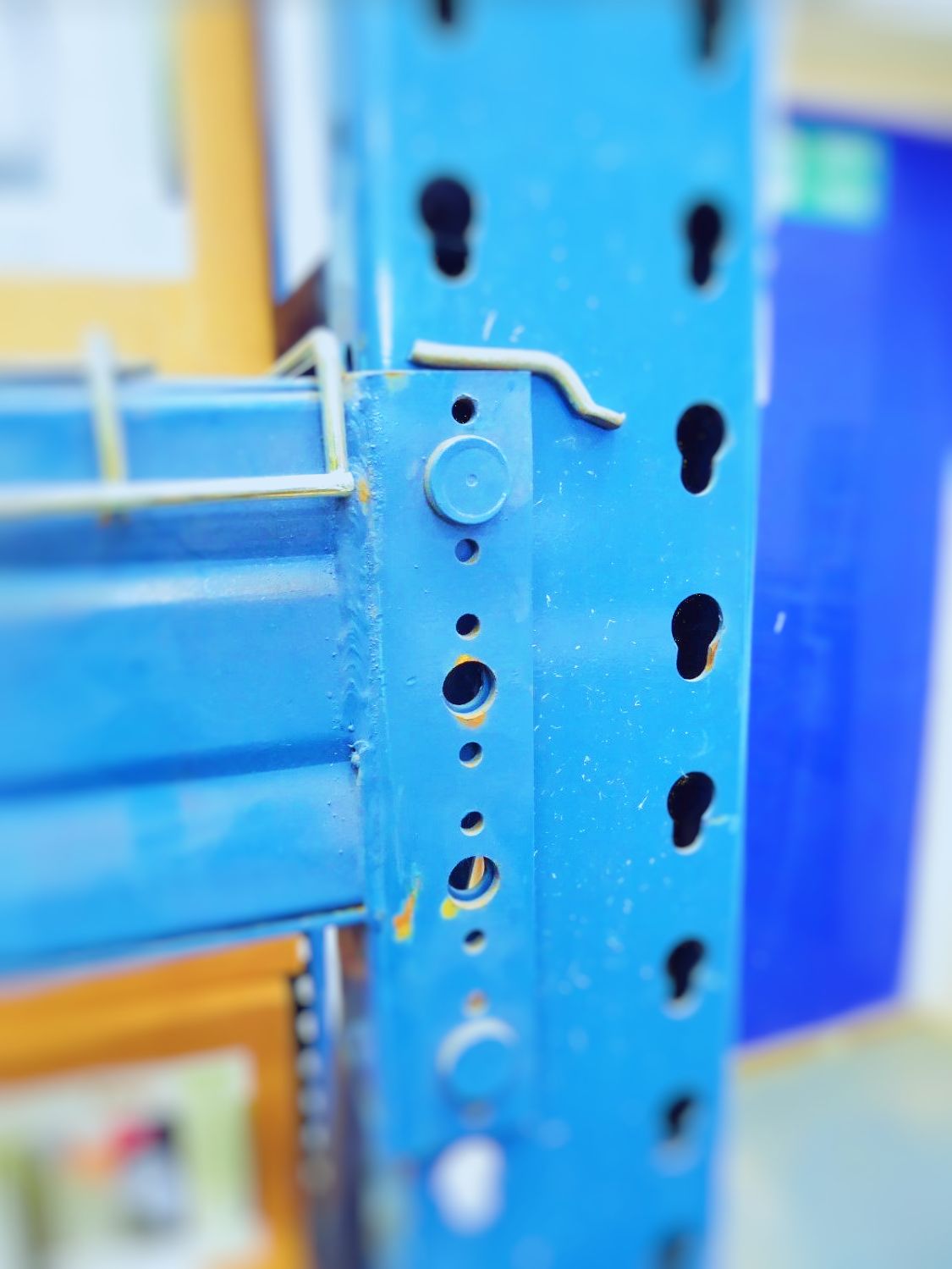 Ancien modèle de rayonnage Polypal Stockpal reconnaissable en occasion