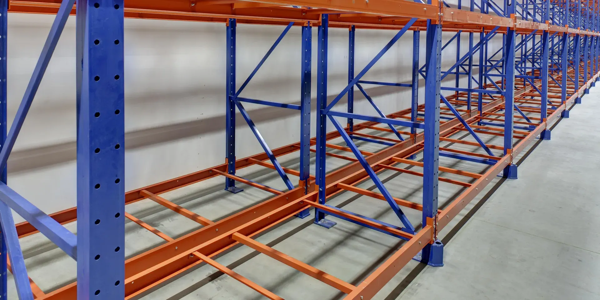 Quels critères de déformation pour un montant de rack ?