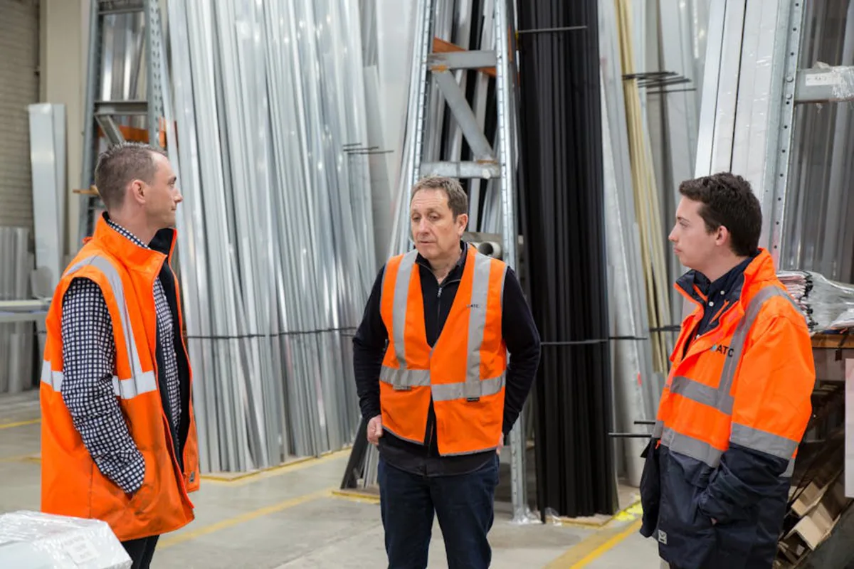 Externaliser le contrôle NF EN 15635 ou le faire en interne : avantages et limites