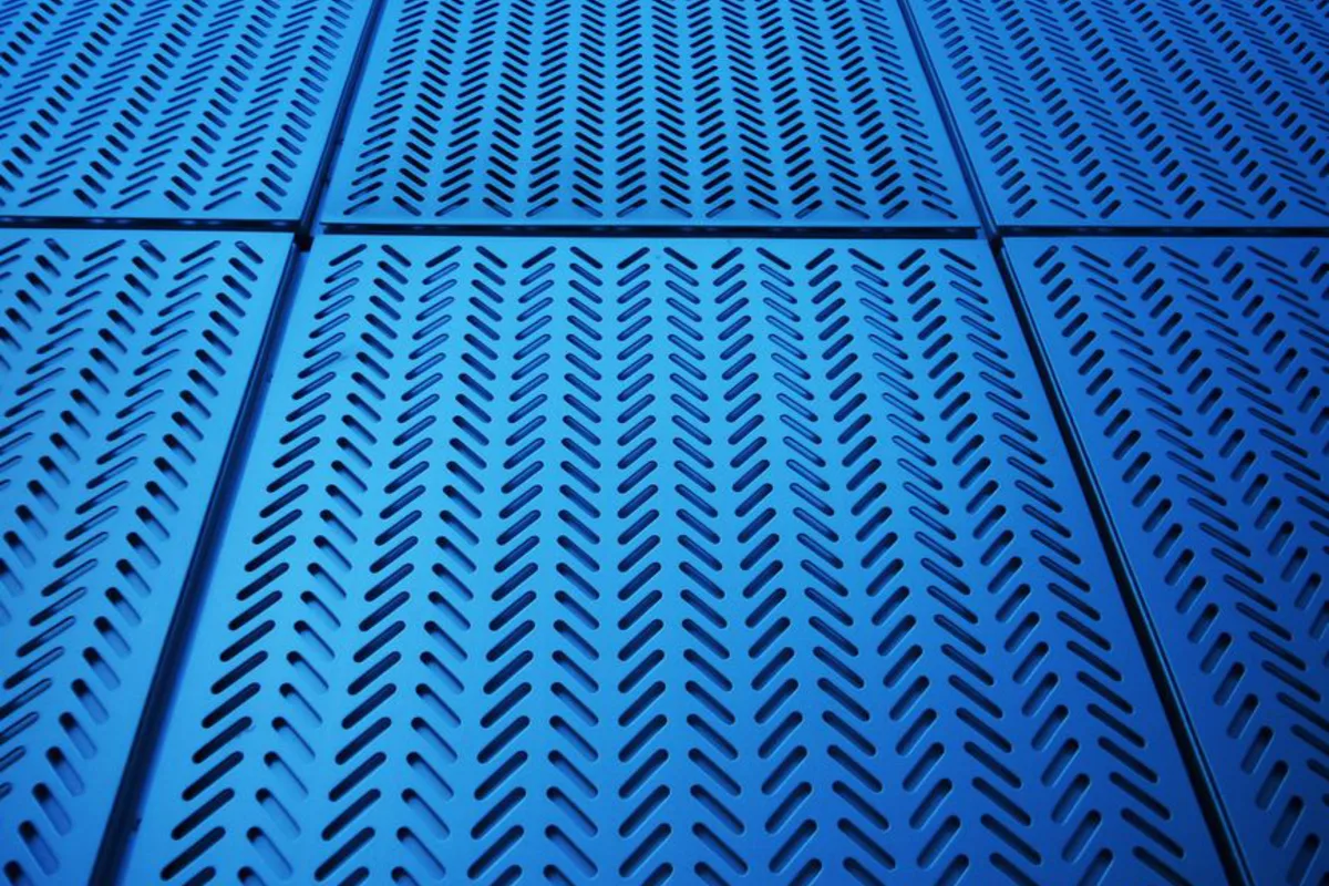 Caillebotis ou tôle : impact du choix de plancher sur le coût et la durabilité de la mezzanine
