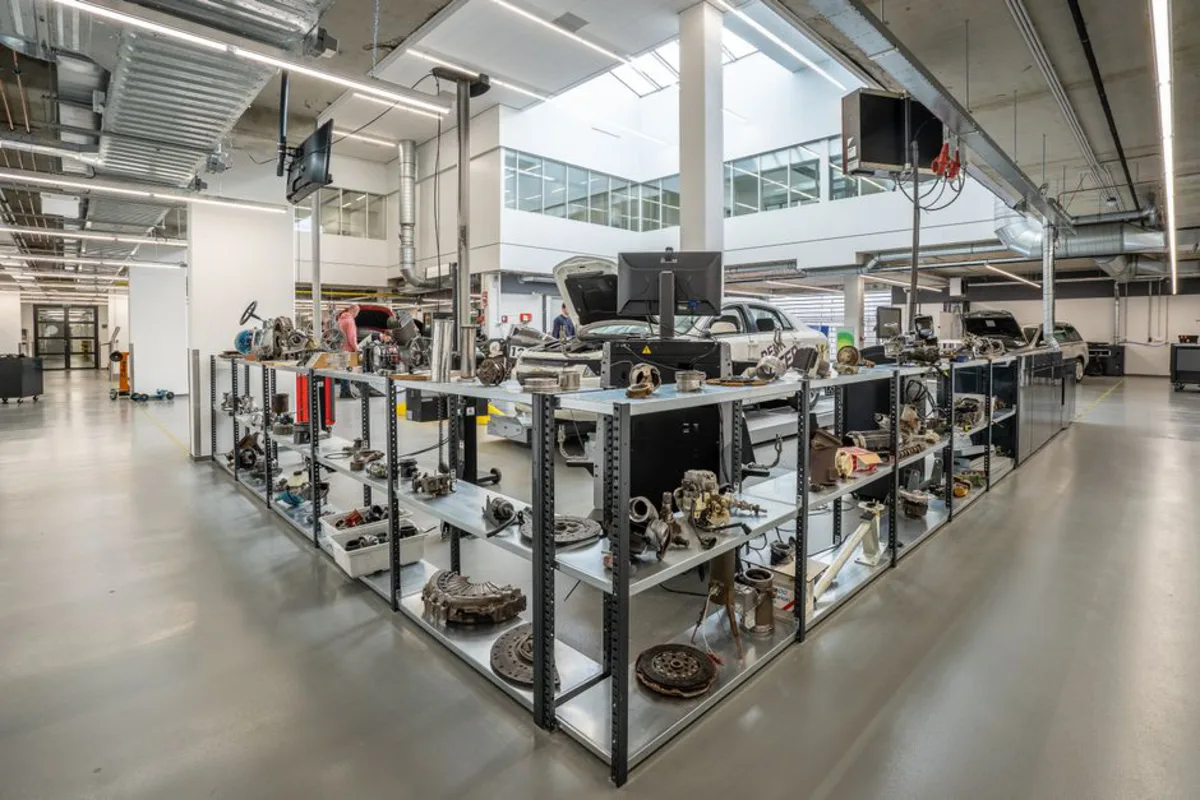 Rack pour atelier mécanique, électrique ou bâtiment : précautions